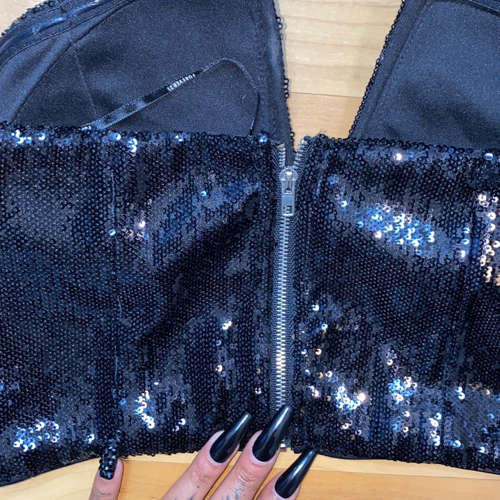 Black sequin top. - Picture 3 of 4